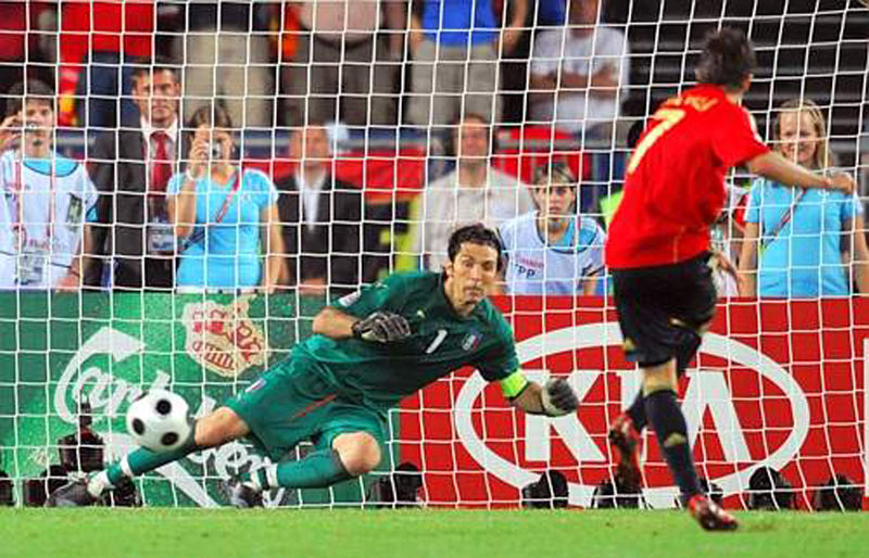 Euro 2008 (37).jpg - Spanish forward David Villa shoots a penalty kick past Italian goalkeeper  Gianluigi Buffon to score during the penalty shoot out of the Euro 2008 Championships quarter-final football match Spain vs. Italy on June 22, 2008 at Ernst Happel stadium in Vienna. Spain won the match.